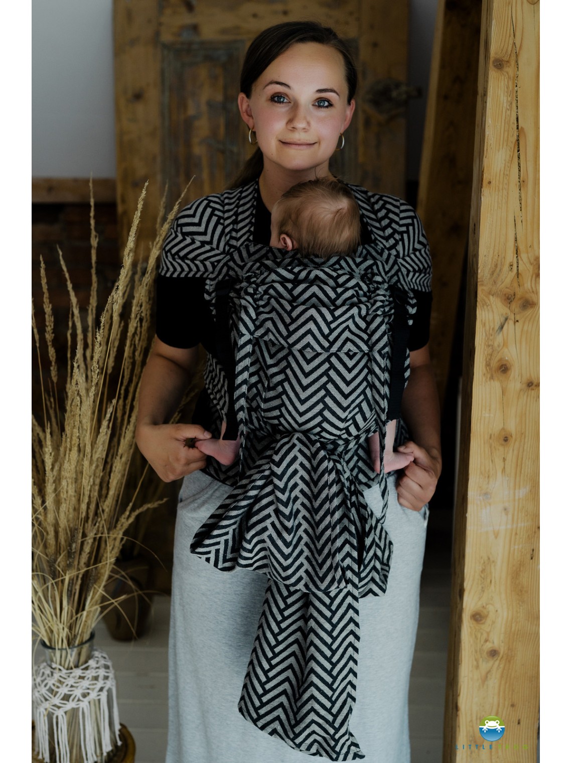 Little Frog Cross Hybrid – ergonomic half buckle baby carrier