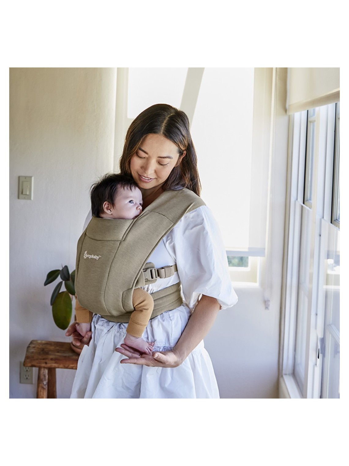Ergobaby Embrace – soft and compact newborn carrier