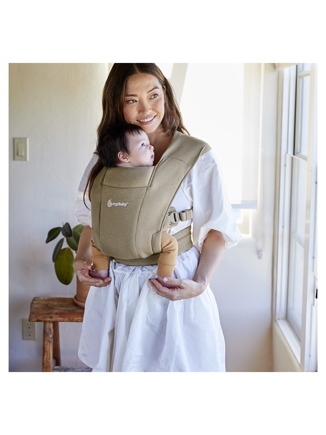 Ergobaby Embrace – soft and compact newborn carrier